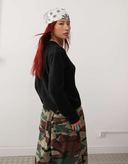 Monki långärmad slim fit fluffig stickad knappar fram cardigan med puffärmar i svart - Image 4