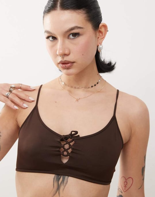 Monki mixa och matcha bikiniöverdel med scoophalsringning och knyt framtill i mörk chokladbrun - Image 1