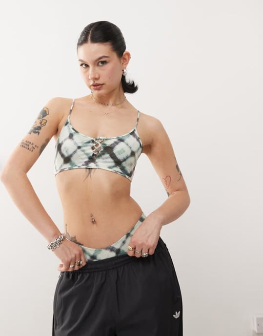 Monki mixa och matcha bikiniöverdel med scoophals och knytframtill i rutigt suddigt mönster - Image 1