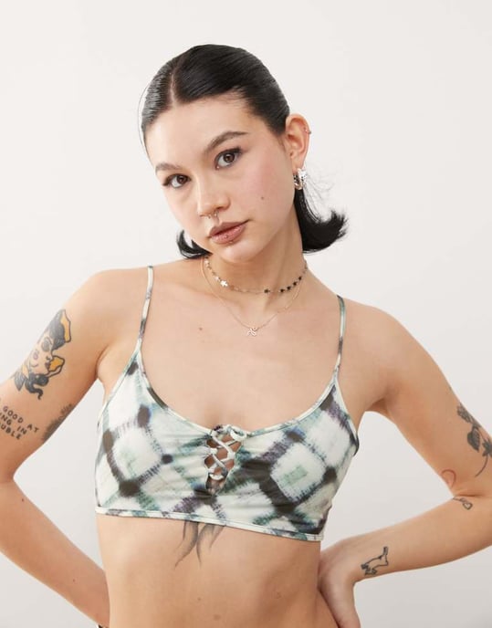 Monki mixa och matcha bikiniöverdel med scoophals och knytframtill i rutigt suddigt mönster - Image 2