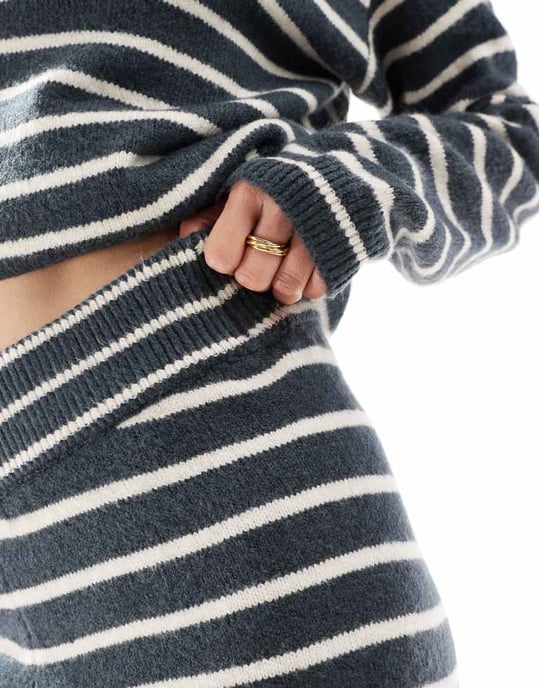 Rutigt gråblått set med vida joggers i stickad kvalitet - Image 3