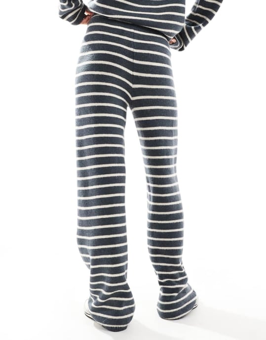 Rutigt gråblått set med vida joggers i stickad kvalitet - Image 4
