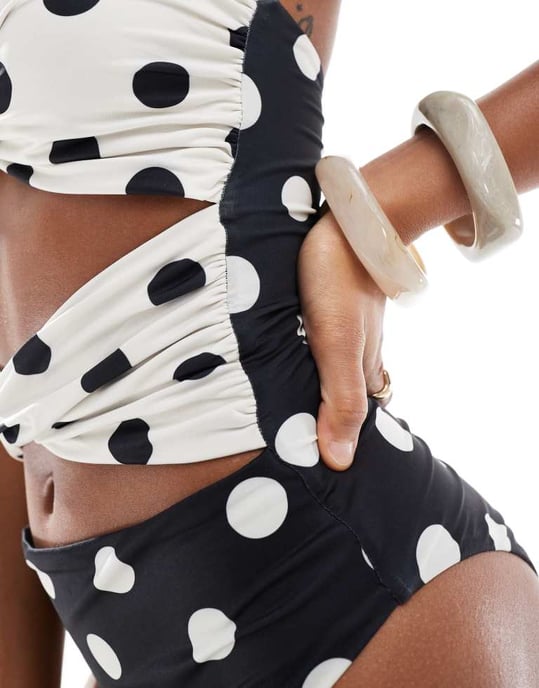 ASOS DESIGN twist front bandeau baddräkt i prickar - Image 3