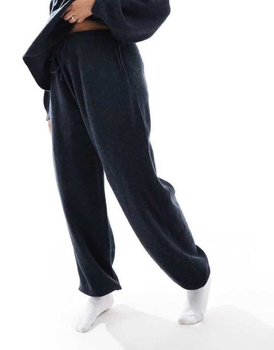 Pieces Curve mysig stickad jogger med uppvikta muddar i marinmelange - Image 3