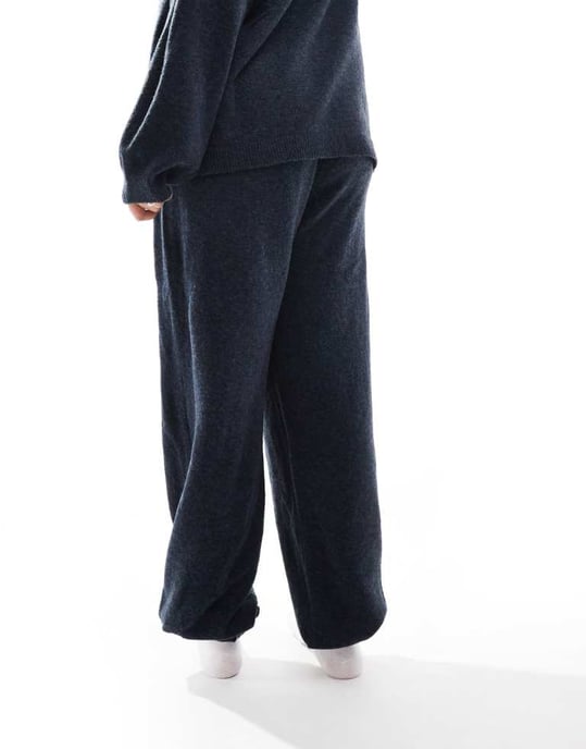 Pieces Curve mysig stickad jogger med uppvikta muddar i marinmelange - Image 4