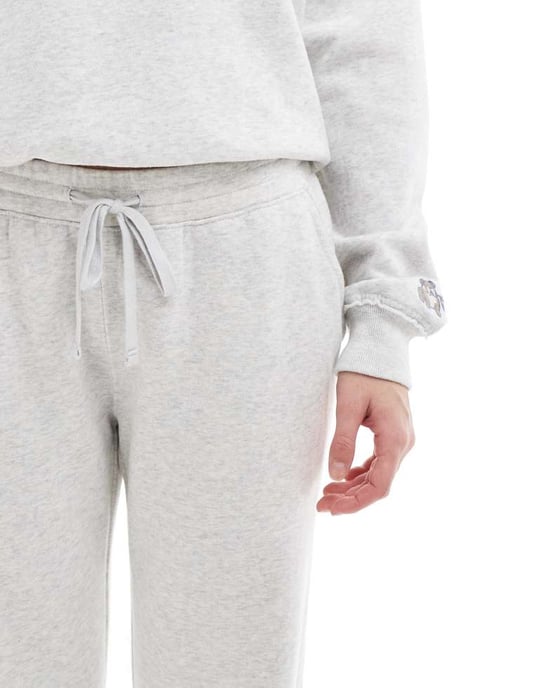 Hollister motivdetalj raka ben joggerset i grått - Image 2