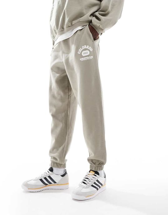 ASOS DESIGN koord oversized jogger med vintage varsity pufftryck i khaki - KHAKI - Image 4