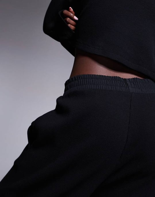 Weekend Collective samordnad våffelmönstrad vidbent joggers med nylon i svart - Image 4