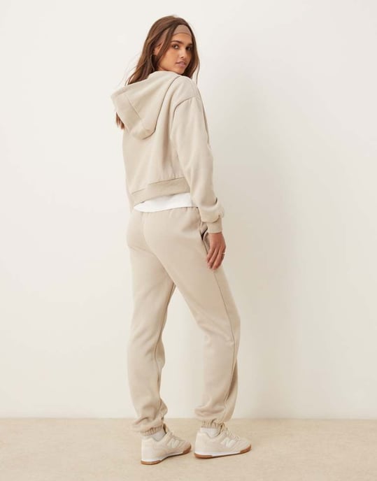 Urban Threads lounge jogger i beige - Image 3