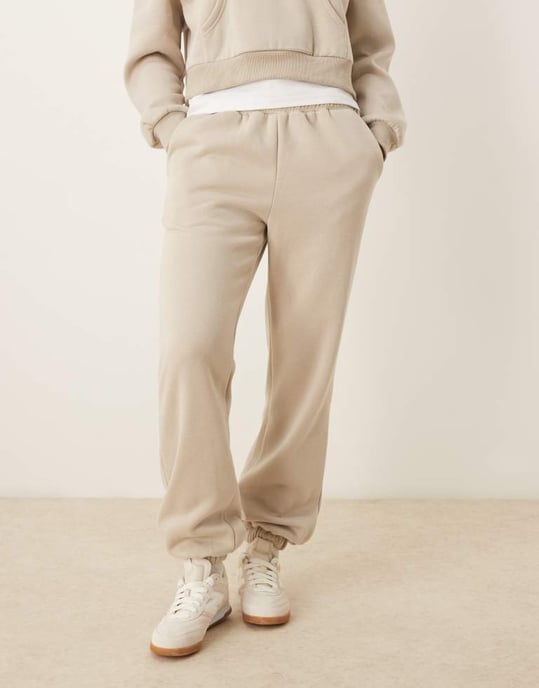 Urban Threads lounge jogger i beige - Image 4