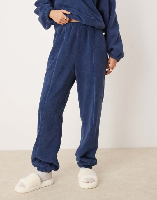 ASOS DESIGN lounge microfleece joggers i mörkblå - Image 2