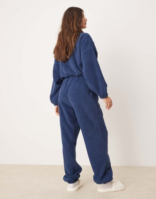ASOS DESIGN lounge microfleece joggers i mörkblå - Image 3