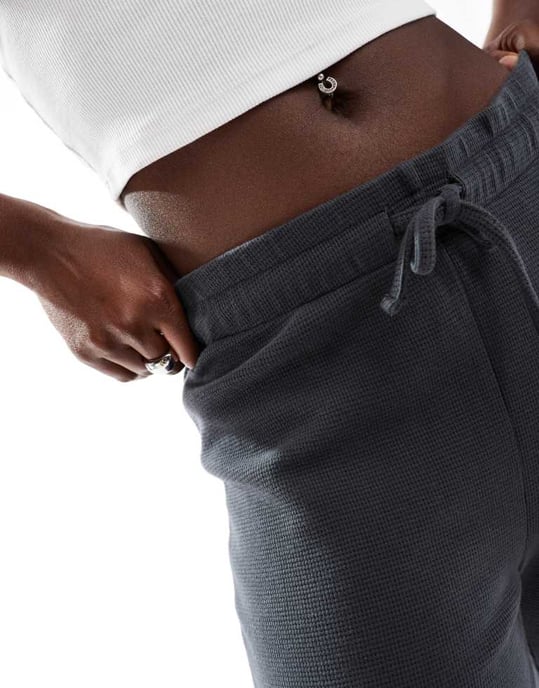 ASOS DESIGN matchande våfflade byxor med utsvängd nederdel i tvättad kolgrå - Image 4