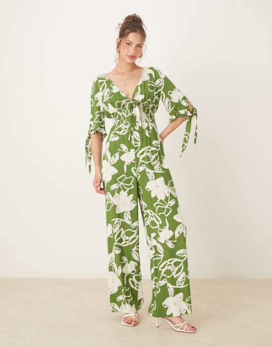 ASOS DESIGN jumpsuit med rynkad midja i grön blommönster - Image 1