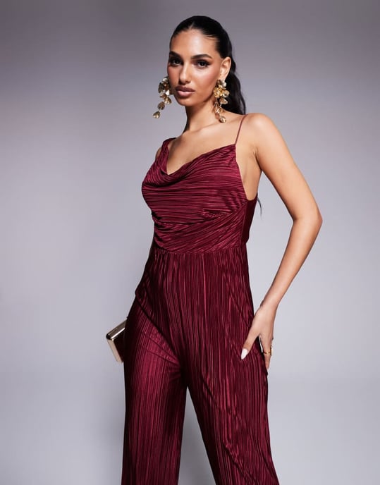 ASOS DESIGN plisserad asymmetrisk draperad cami jumpsuit i vinröd - Image 2