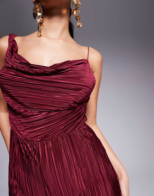 ASOS DESIGN plisserad asymmetrisk draperad cami jumpsuit i vinröd - Image 4