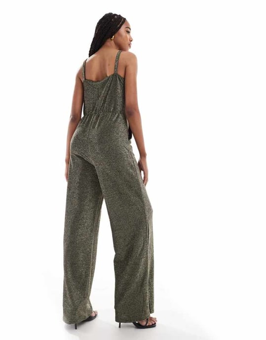 Vero Moda Tall axelbandslös jumpsuit med vida ben i svart och guldglitter - Image 2