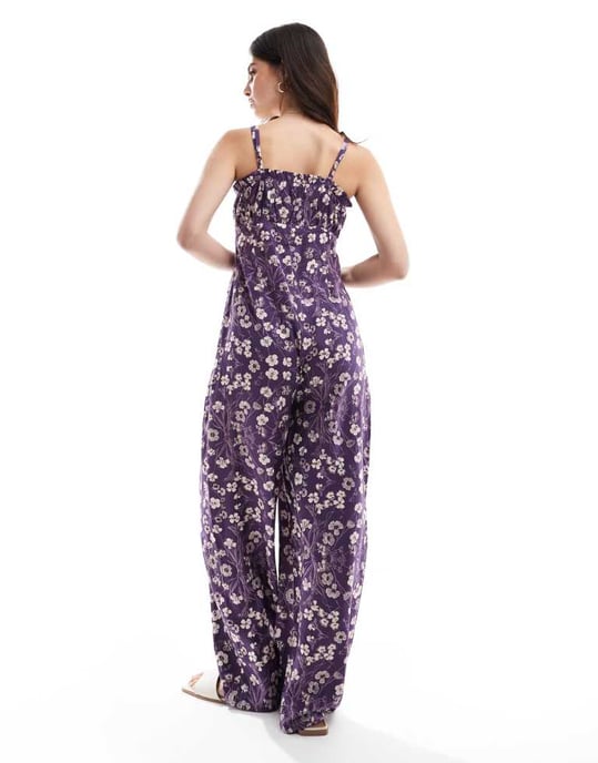 ASOS DESIGN volang byst rynkad midja axelbandslös jumpsuit i lila och vit blommig - Image 3
