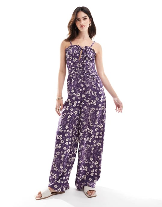 ASOS DESIGN volang byst rynkad midja axelbandslös jumpsuit i lila och vit blommig - Image 4