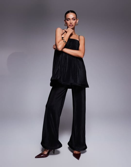 ASOS DESIGN plisserad jumpsuit med vida ben och volangdetalj i svart - Image 1