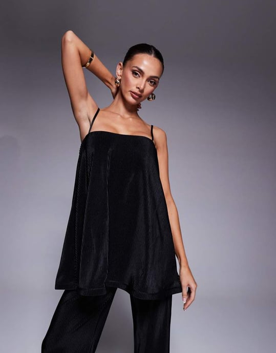 ASOS DESIGN plisserad jumpsuit med vida ben och volangdetalj i svart - Image 3