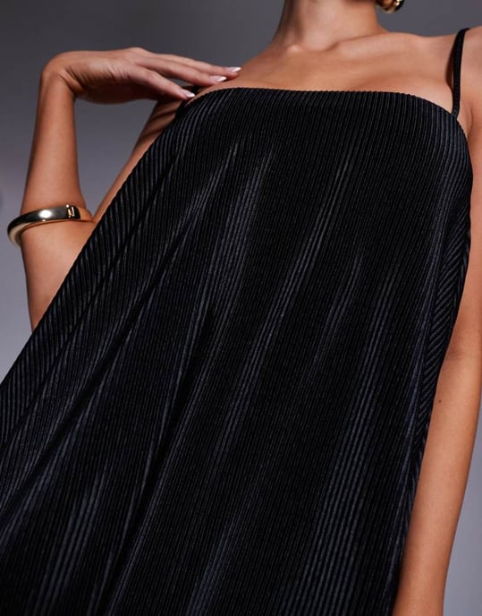 ASOS DESIGN plisserad jumpsuit med vida ben och volangdetalj i svart - Image 4