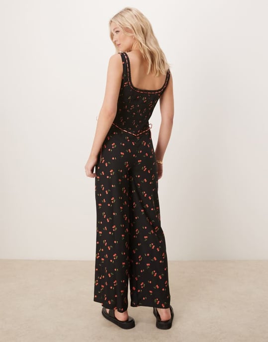 ASOS DESIGN jumpsuit med spetsdetaljer och knäppning framtill, vida ben, i svart körsbärsmönster - Image 3