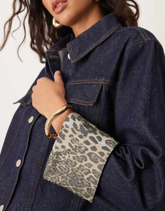 ASOS DESIGN denim jacket with leopard print turn up cuffs in indigo - Image 2