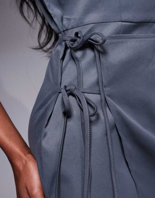 Missyempire hög nacke wrap knytning sidodetalj shorts jumpsuit i kolgrå - Image 3