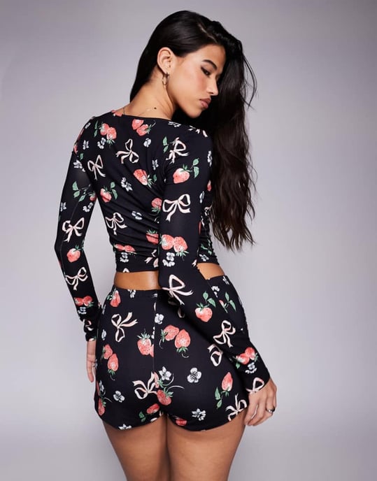 Kaiia exklusiv mixa och matcha scoop neck pyjamas topp koord i mörk bas med jordgubbsrosetttryck - Image 3