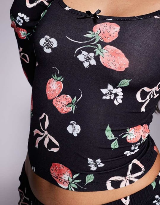 Kaiia exklusiv mixa och matcha scoop neck pyjamas topp koord i mörk bas med jordgubbsrosetttryck - Image 4