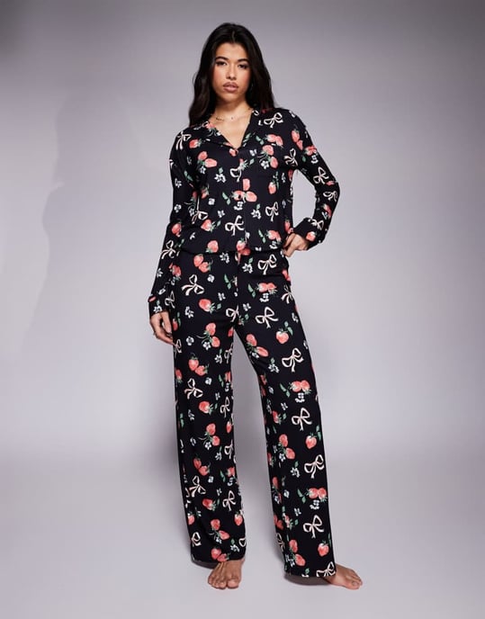 Kaiia exklusiv mixa och matcha kort knäppt pyjamasöverdel i mörk grund med jordgubbssnoddenprint - Image 2