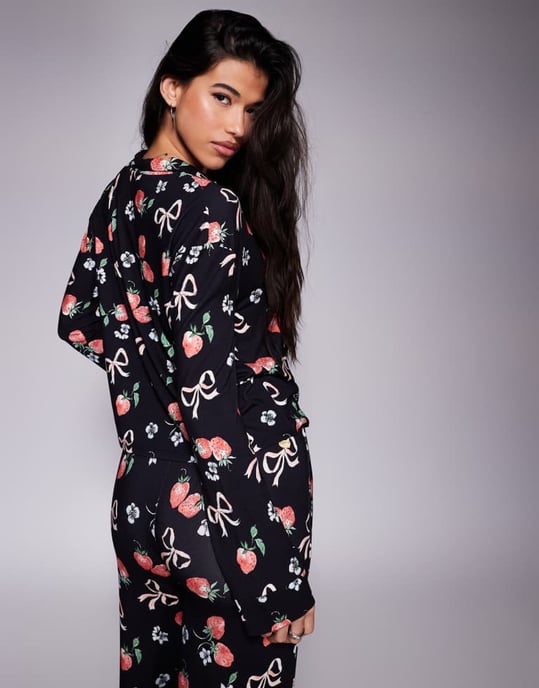 Kaiia exklusiv mixa och matcha kort knäppt pyjamasöverdel i mörk grund med jordgubbssnoddenprint - Image 3