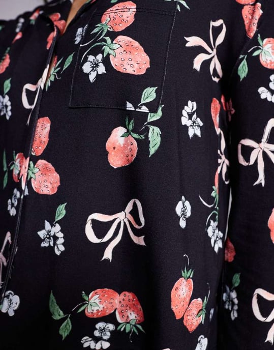 Kaiia exklusiv mixa och matcha kort knäppt pyjamasöverdel i mörk grund med jordgubbssnoddenprint - Image 4