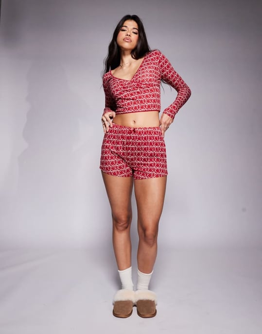 Kaiia exklusiv mixa och matcha omslagstopp i pyjamas med framskjutning i bordeaux med rosetttryck - Image 2