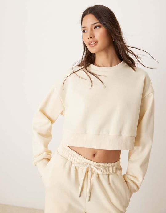 Urban Threads lounge kortad sweatshirt i krämfärg - Image 1