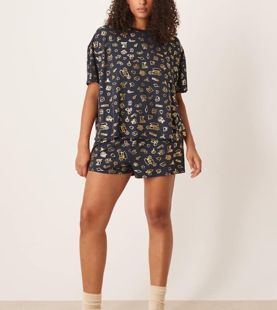 Urban Threads Curve jul poly oversized t-shirt och kort pyjamasset i folie festligt mönster - Image 1