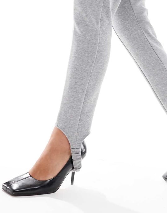 ASOS DESIGN scuba-stil tygleggings med fotremmar i gråmelerad - Image 3