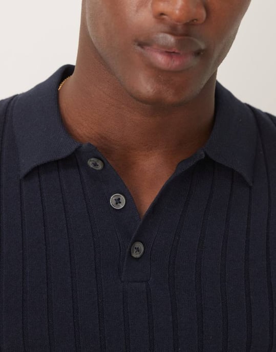 ASOS DESIGN muskelpassform stickad ribbad polo t-shirt i marinblått - Image 2
