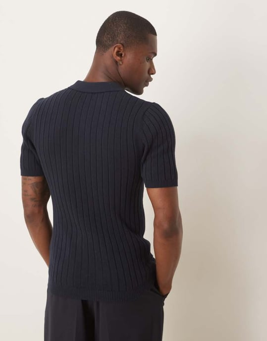 ASOS DESIGN muskelpassform stickad ribbad polo t-shirt i marinblått - Image 3