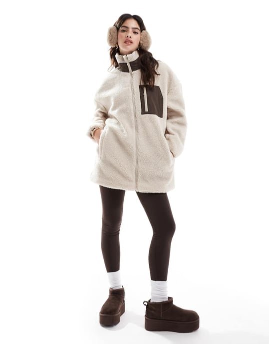ENDAST rullkrage teddy fleece-jacka i beige med brun fickdetalj - Image 2
