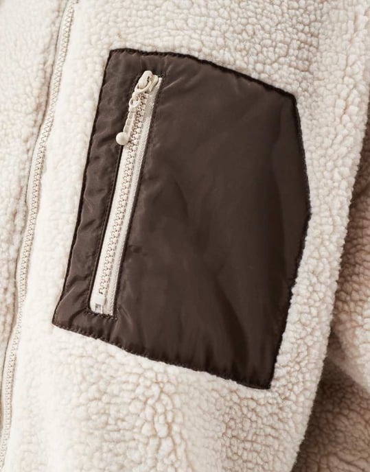 ENDAST rullkrage teddy fleece-jacka i beige med brun fickdetalj - Image 3