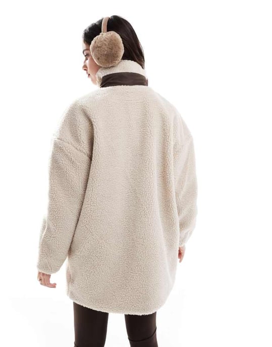 ENDAST rullkrage teddy fleece-jacka i beige med brun fickdetalj - Image 4