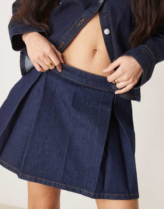 ASOS DESIGN denim veckad minikjol i tvättad denim - Image 4