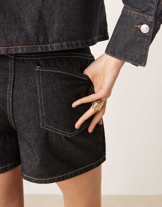 ASOS DESIGN denimminikjol i svart ecru - Image 4