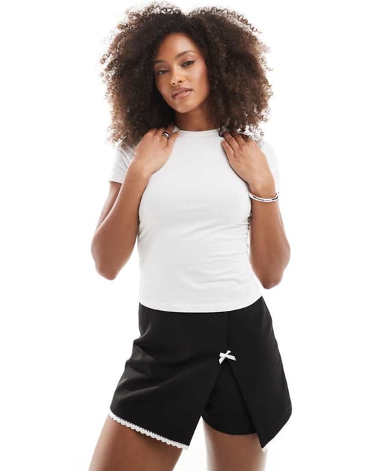 Miss Selfridge skräddarsydd mini skort med rosett i svart - Image 1