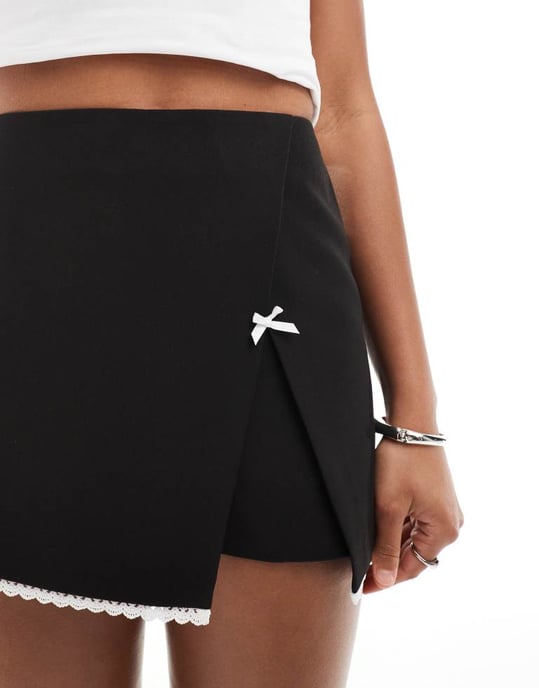 Miss Selfridge skräddarsydd mini skort med rosett i svart - Image 3