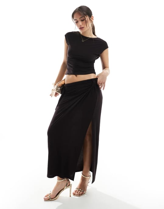 ASOS DESIGN co-ord twistdetalj split draperad maxikjol i choklad - Image 1
