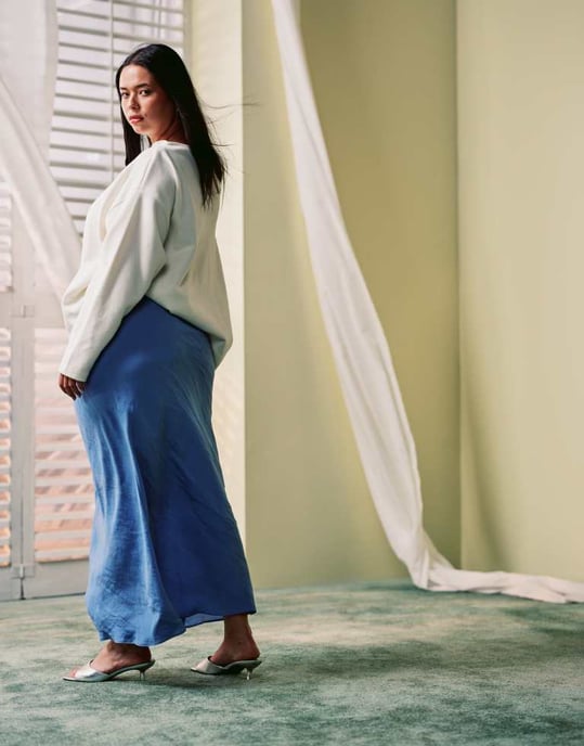 ASOS DESIGN curve mjuk touch sned maxi kjol i blå - Image 4