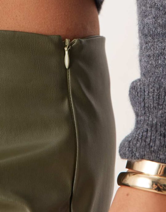 Miss Selfridge PU-minikjol i khaki - Image 3